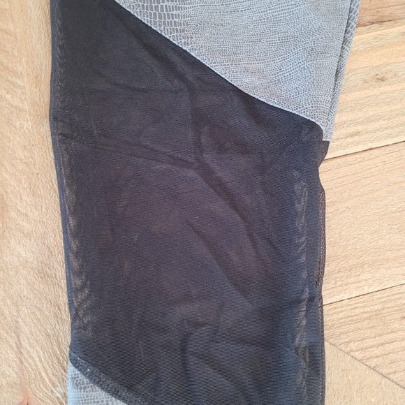 Onzie Snake Skin Leggings - Picture 2 of 5